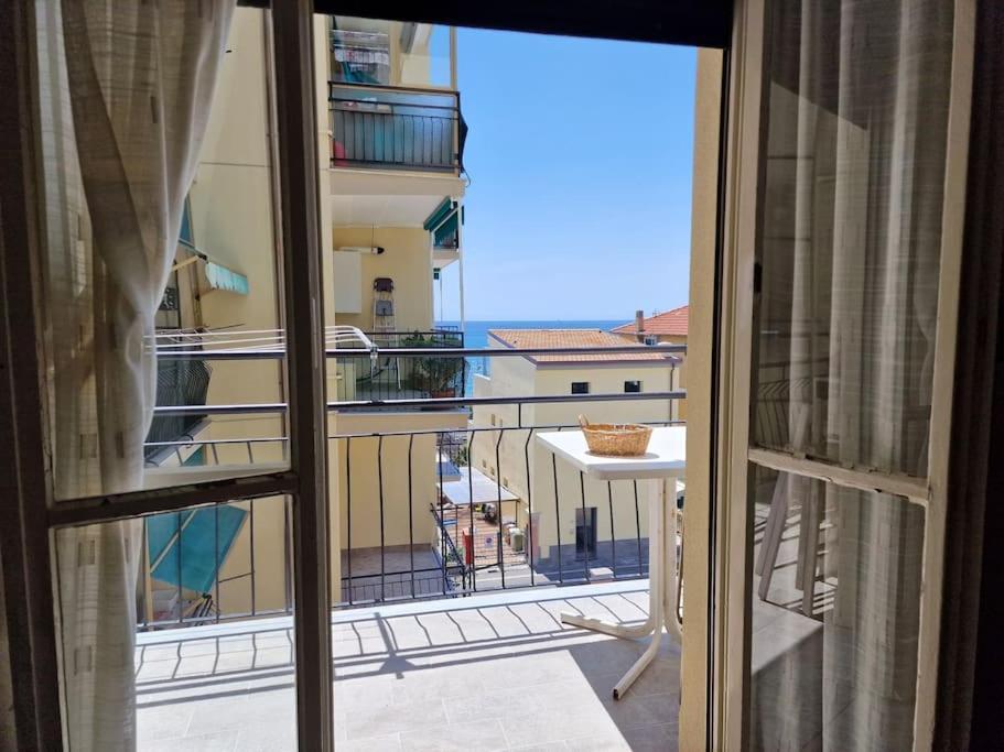 50 Metri Dal Mare - Free Parking E A/C Apartment Pietra Ligure Exterior photo